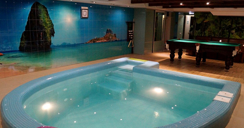 Сауна с ароматерапией, бассейн с гидромассажем и бильярд в центре «Водолей».