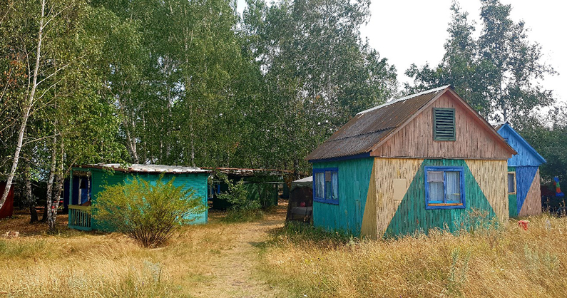 Проживание в летних домиках в будние и выходные дни на семейной базе отдыха «Огни Урала», на берегу озера Чебакуль.