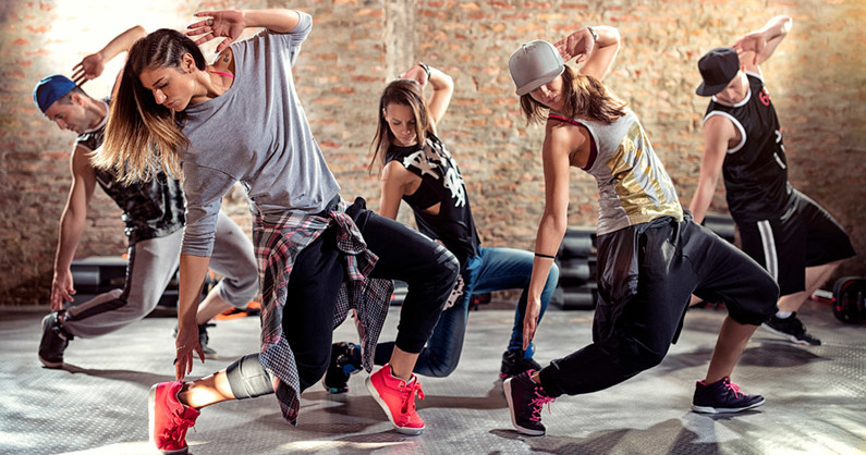 Занятия по направлению хип-хоп в школе танцев «Street Dance74».