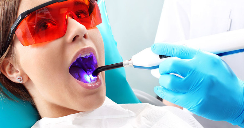 Лечение кариеса, профессиональная гигиена полости рта, осмотр и консультация врача стоматолога-терапевта в стоматологической клинике «А-стом».