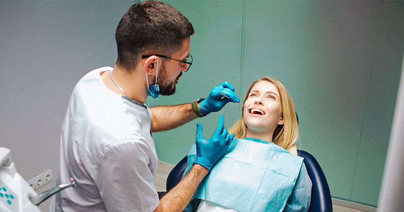 Профессиональная гигиена полости рта, осмотр и консультация врача стоматолога-терапевта в стоматологической клинике «А-стом».