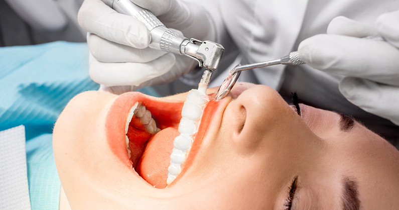 Лечение кариеса, гигиена полости рта, установка коронки и зубного имплантата в стоматологии доктора Макарова.