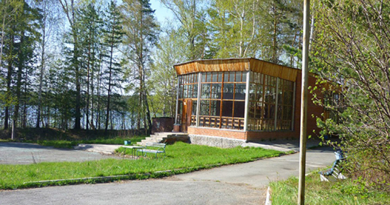 Проживание в номерах в коттедже, а также размещение палатки на территории базы отдыха «Богатырь», на берегу озера Малый Сунукуль.