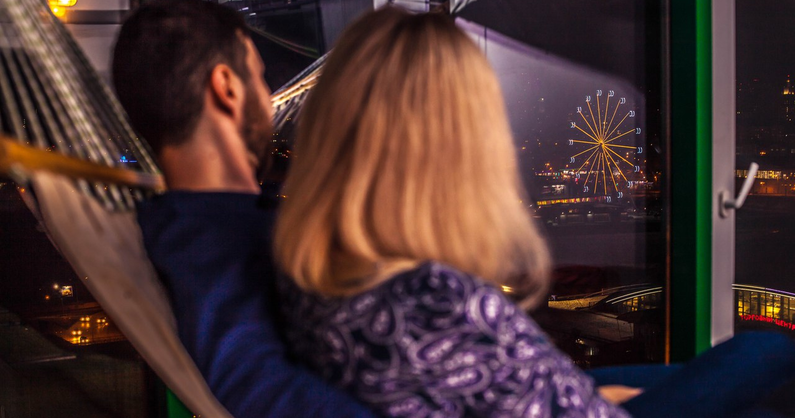 «15й Закрытый»: романтическое свидание в VIP-комнате с панорамным видом на вечерние огни города.