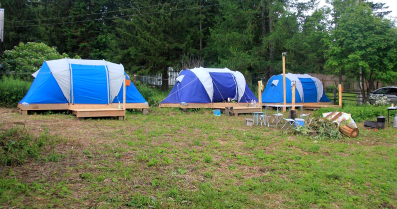 Проживание в оборудованном палаточном кемпинге на озере Зюраткуль.