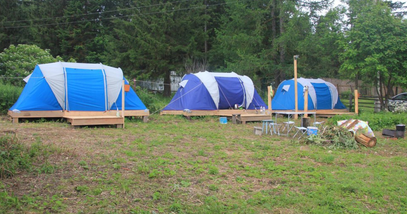 Проживание в оборудованном палаточном кемпинге «У дяди Серёжи» на озере Зюраткуль, а также посещение бани.