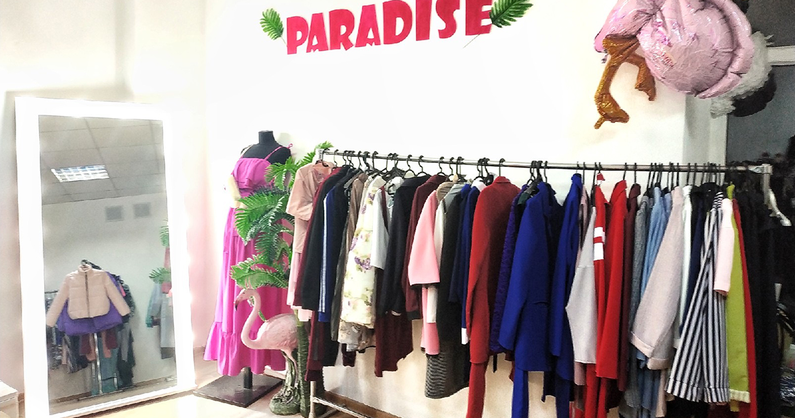 Платья, комбинезоны, футболки, топы, рубашки, свитшоты, пальто, куртки, шорты, юбки, джинсы, обувь, пушистые тапки-сапожки, купальники в шоу-руме «Paradise74».
