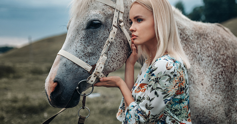 Романтическая конная прогулка, занятие по верховой езде, прокат лошади для фотосессии в конно-спортивном клубе «Престиж».