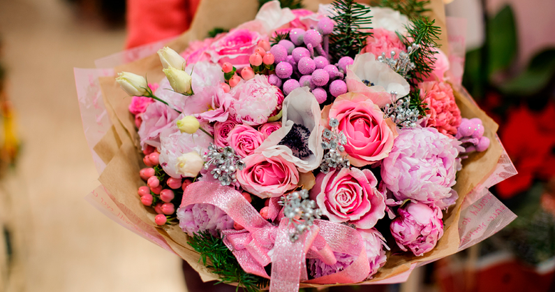 Розы, хризантемы, герберы, эустомы, новогодние композиции в студии цветов «FLovers».