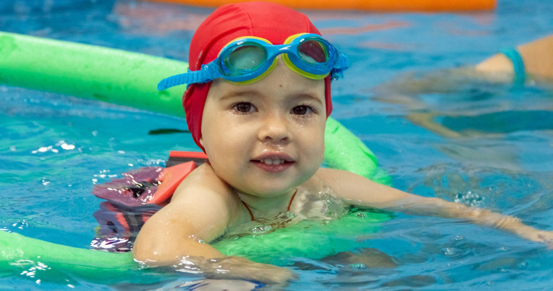Грудничковое плавание, индивидуальные занятия в бассейне, занятия в бассейне «Мама и малыш» в центре детского плавания «Веселый дельфин».