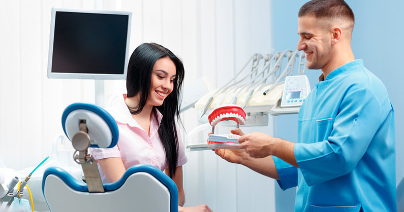 Профессиональная гигиена полости рта, изготовление зубных протезов, установка коронки и зубного имплантата в стоматологии «Юлия».