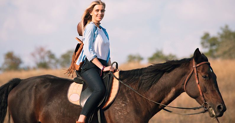 Романтическая конная прогулка, занятие по верховой езде, прокат лошади для фотосессии в конноспортивном клубе «Престиж».