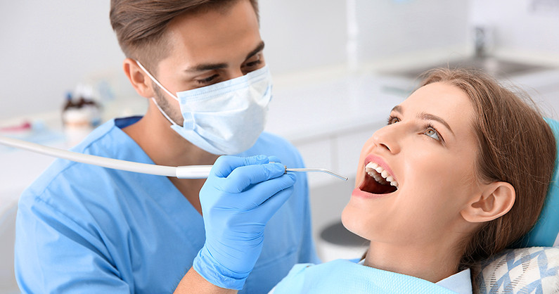 Лечение кариеса, гигиена полости рта с Air Flow, установка коронки, винира, зубного имплантата в стоматологии «32 здоровых зуба».