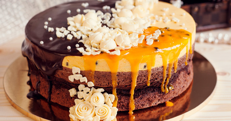Пирожные «Макаронс», муссовые пирожные и десерты в стаканчиках, муссовые и свадебные торты от пекарни «BUSHE».