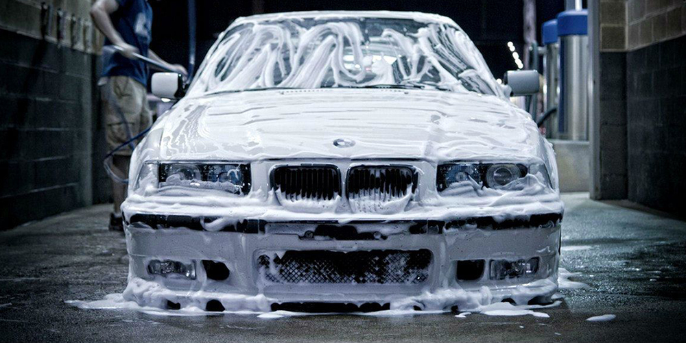 Автомойка макси. Машина в пене для фотошопа. БМВ В пена на мойке. Low Clearance машина. Капот БМВ В пена на мойке