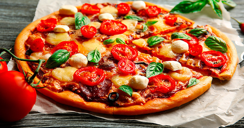 Веселая пиццерия «ПиццаВилль»: меню пиццы, комбо-наборы, домашний морс.