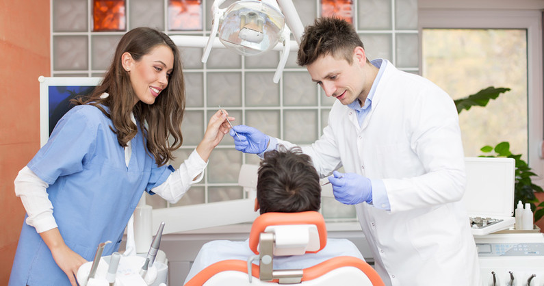 Лечение кариеса, пульпита и гигиена полости рта в стоматологии «Смайл».