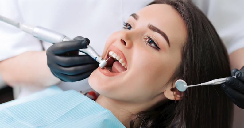 Лечение кариеса, профессиональная гигиена полости рта, осмотр и консультацию врача стоматолога-терапевта в стоматологической клинике «А-стом».