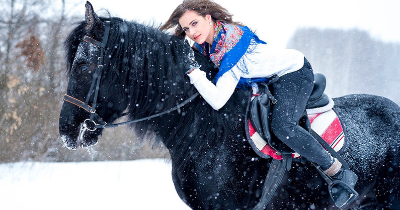 Романтическая конная прогулка, занятие по верховой езде, прокат лошади для фотосессии, скиджоринг в конноспортивном клубе «Престиж».