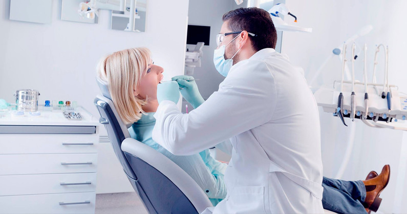 Лечение кариеса, профессиональная гигиена полости рта с Air Flow, реставрация зуба, установка скайса-стразы в стоматологии «Агат».