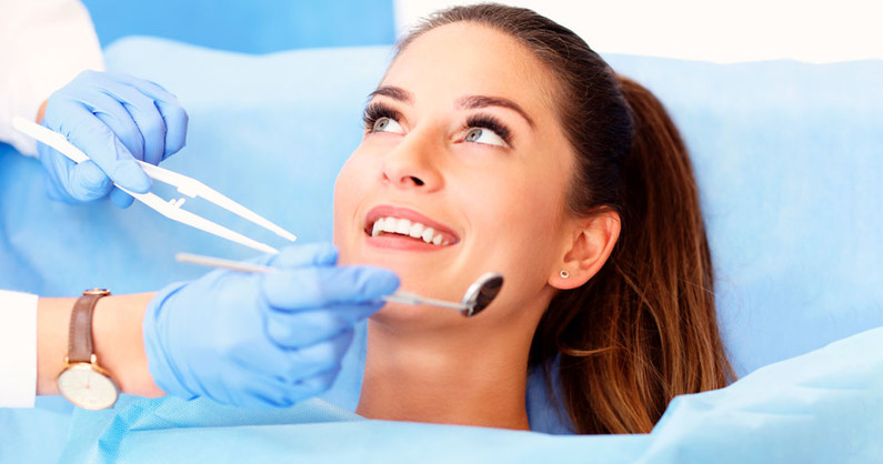 Лечение кариеса, пульпита, профессиональная гигиена полости рта, комплексный осмотр стоматолога в стоматологии «Смайл».