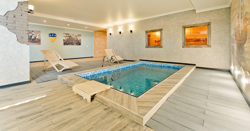 Финская сауна, бассейн, комната отдыха в оздоровительном комплексе «Камелот».