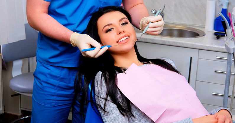 Лечение кариеса, реставрация зуба, гигиена полости рта с Air Flow, отбеливание зубов, установка скайса-стразы в стоматологии «Дизайн Дент».