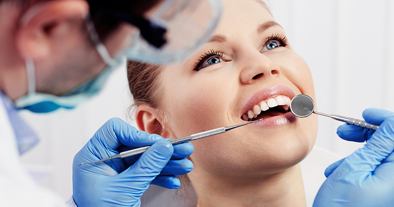 Лечение кариеса, реставрация зуба, гигиена полости рта с Air Flow, отбеливание зубов, установка скайса-стразы в стоматологии «Дизайн Дент».