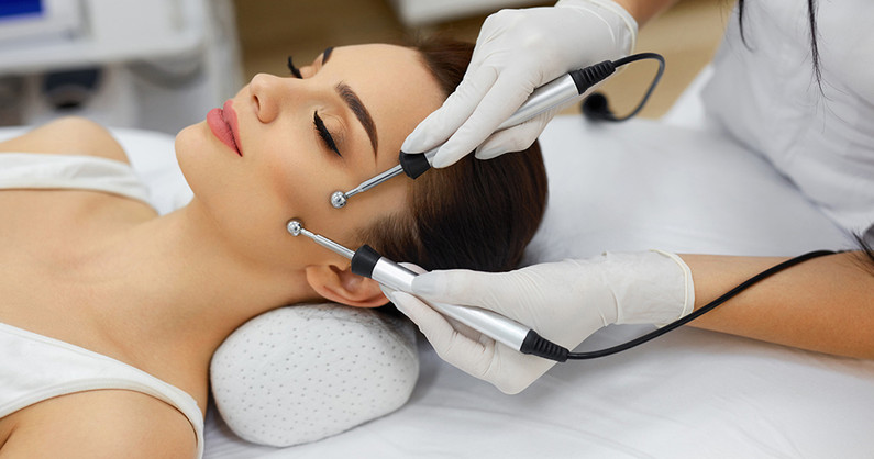 УЗ-чистка, массаж лица, микротоковая терапия лица, шеи и зоны декольте, SMAS-лифтинг, программы «Шёлковый путь», «Вдохновение» в салоне красоты «Glamour».