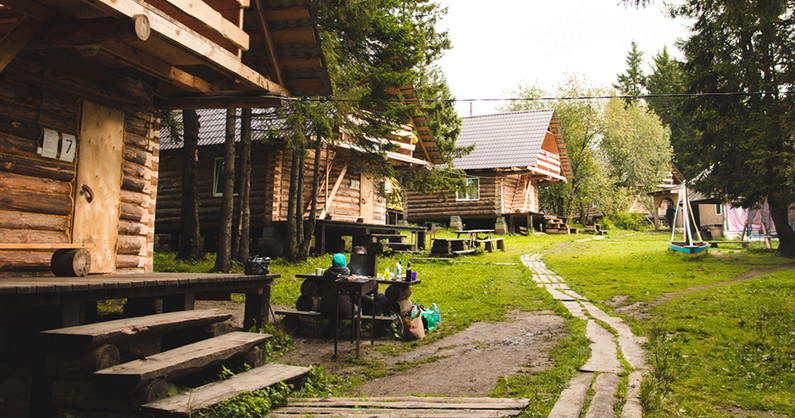 Проживание в номерах и деревенских домах на базе отдыха «Небесное озеро», на озере Зюраткуль.