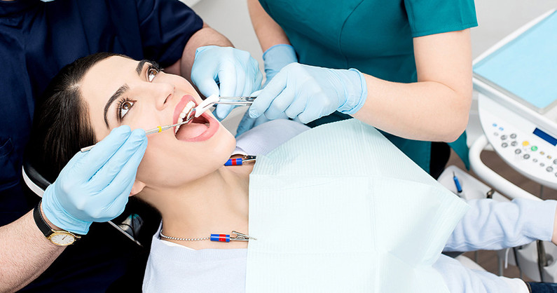 Лечение кариеса любой сложности, профессиональная гигиена полости рта с Air Flow, удаление зуба, установка скайса-стразы в стоматологии «Агат».