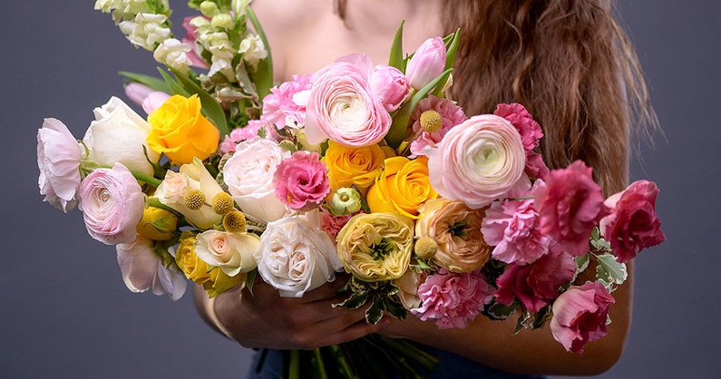 Розы, тюльпаны, герберы, эустомы, хризантемы, лилии, рускус в салоне цветов «Цветы На Каслинской».
