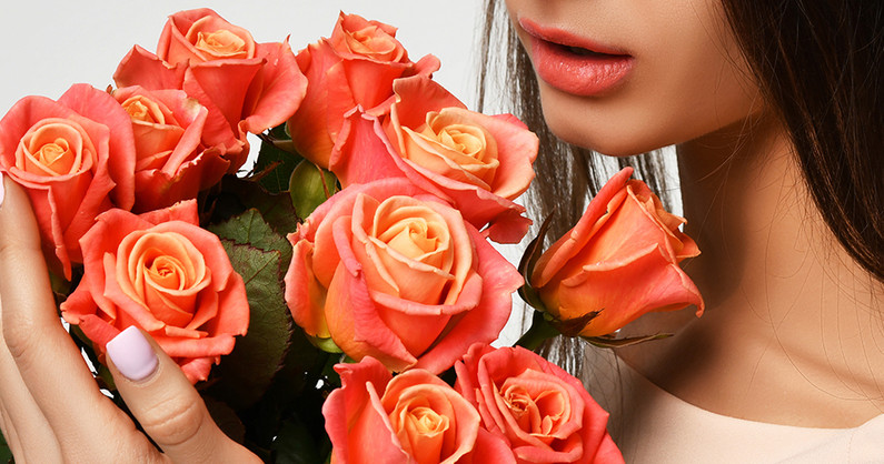 Розы, альстромерии, герберы, диантусы, ассортимент букетов и композиций в салоне цветов «Люби Дари».