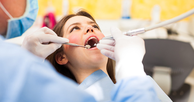 Лечение кариеса любой сложности, профессиональная гигиена полости рта, установка брекет-системы в стоматологии «СтоМос».