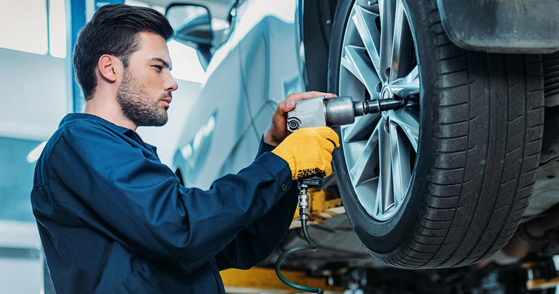 Сезонный шиномонтаж легковых автомобилей, кроссоверов, внедорожников и минивенов в автокомплексе «М-Авто».
