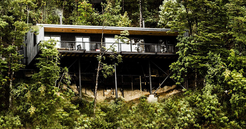 «Глэмпинг N1»: аренда дома с баней в Солнечной Долине, на склоне горы, в хвойном лесу у реки.