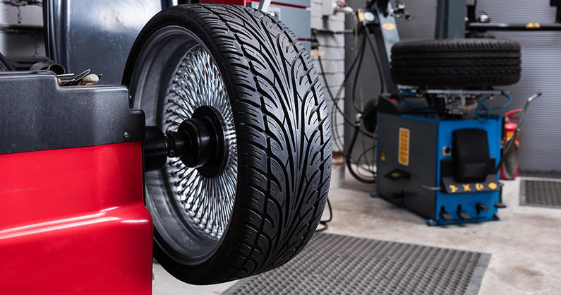 Сезонный шиномонтаж легковых автомобилей, кроссоверов, минивэнов, внедорожников в шиномонтаже «Покрышкин74».