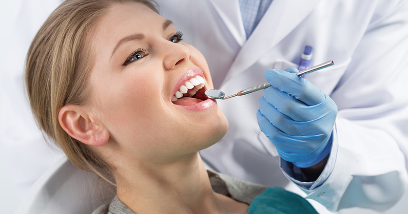 Лечение кариеса, профессиональная гигиена полости рта с Air Flow, установка коронки, отбеливание зубов Flash в стоматологии «Гранд Успех».