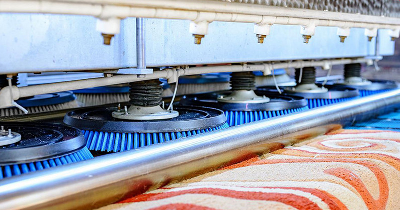 Профессиональная стирка ковров, удаление неприятных запахов с текстильных и ворсовых покрытий от клининговой компании «Мойдодыр».