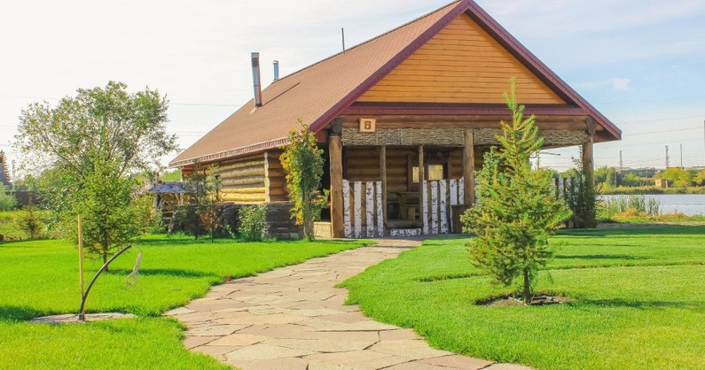 «Суворовские бани»: русская парная, хамам, бассейн, джакузи под открытым небом, чан на дровах, мангальная зона.