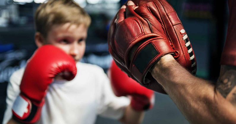 Занятия боксом в боксерском клубе «Шмель».