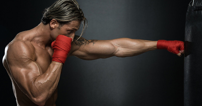 Занятия боксом в боксерском клубе «Шмель».