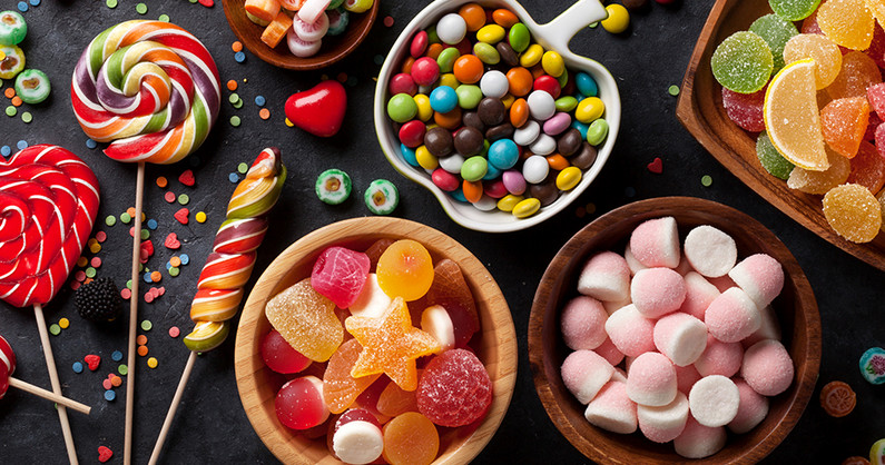 Ассортимент мороженого, молочных коктейлей, сладостей, снеков и напитков в бутике эксклюзивных сладостей «FRIBOX».