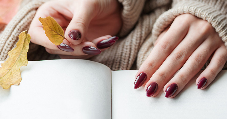 Женский маникюр, покрытие гель-лаком, наращивание ногтей в салоне красоты «Red Fox».