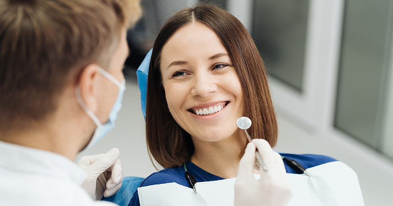 Лечение кариеса, профессиональная гигиена полости рта с Air Flow в стоматологии доктора Макарова.