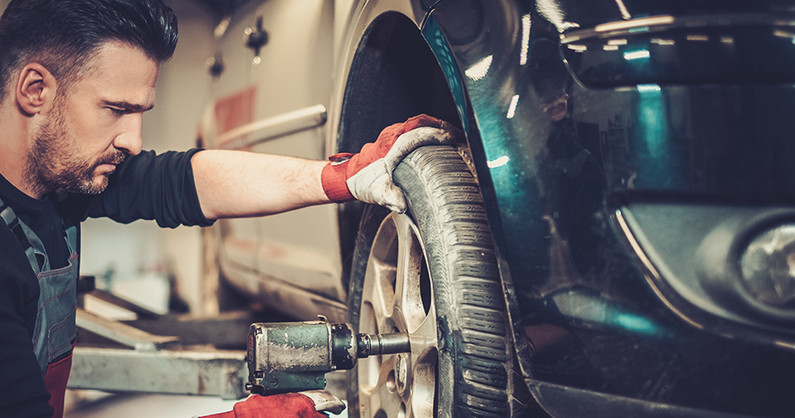 Шиномонтаж легковых автомобилей, кроссоверов, минивэнов, внедорожников, балансировка, хранение комплекта колес в шиномонтаже «Точка».