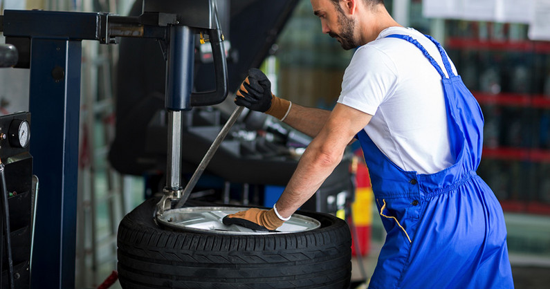 Шиномонтаж легковых автомобилей, кроссоверов, минивэнов, внедорожников, балансировка, хранение комплекта колес в шиномонтаже «Точка».