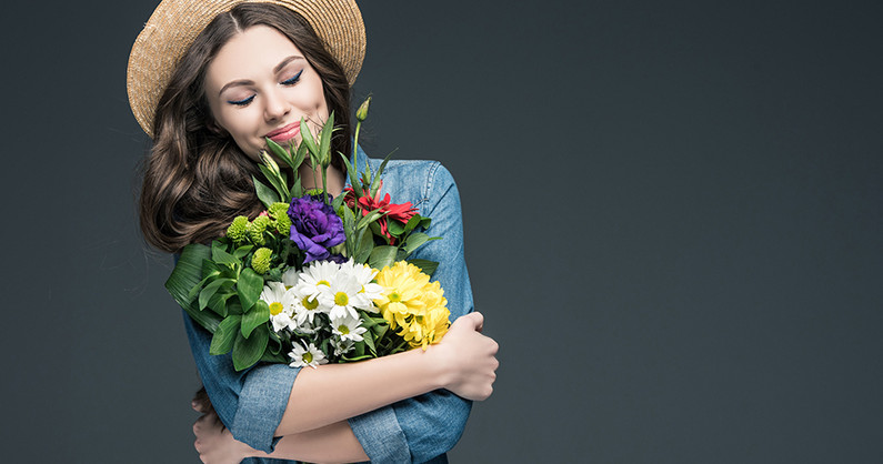 Букеты и корзинки из цветов, шары в цветочной мастерской «Лунария».