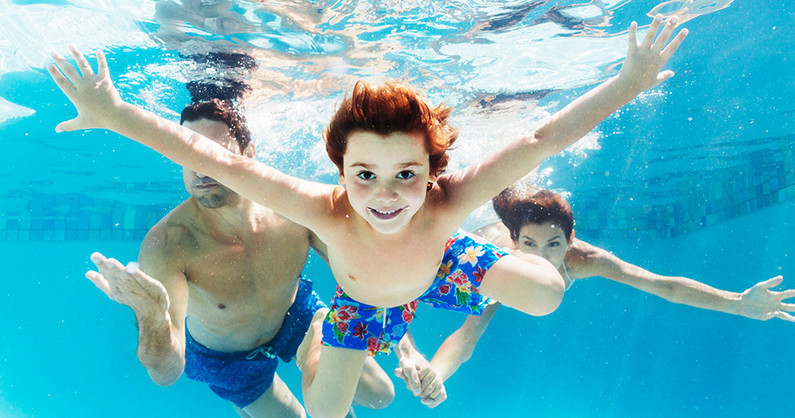 Посещение водно-оздоровительного комплекса «Мадагаскар»! Бассейн, водные горки, минеральная купель, аромаванны, парные и многое другое в развлекательном загородном комплексе «Курочкино».