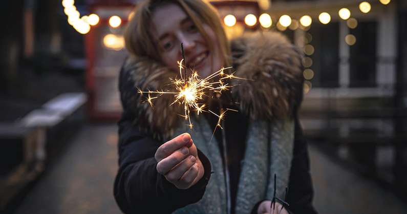 Салюты, фонтаны, ракеты,  фейерверки, петарды, римские свечи, бенгальские огни, хлопушки, серпантин, дымные фонтаны, цветы и шары в магазине пиротехники «Русский Фейерверк Урал».